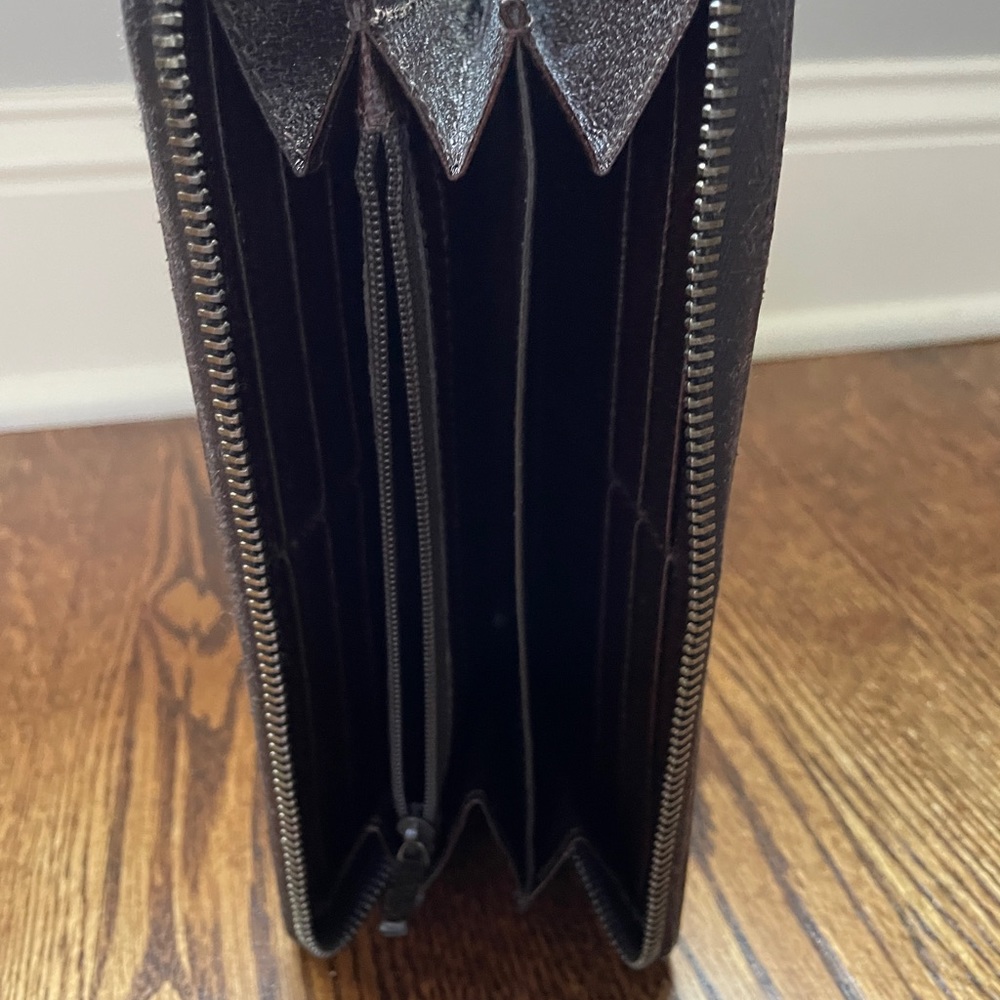 Authentic Gucci Zip Around Wallet - Picture 5 of 11
